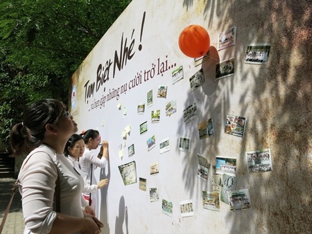 Ngẩn ngơ nhìn lại từng tấm ảnh kỷ niệm, từng dòng tin nhắn gửi