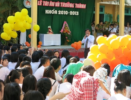 Đón nhận lời thầy dặn dò.