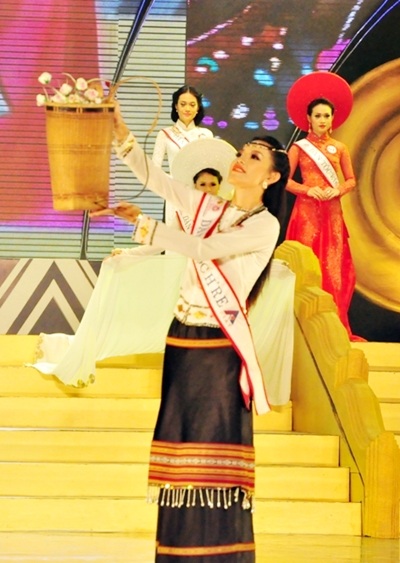 Tân Hoa hậu Nguyễn Thị Ngọc Anh trong tà áo dài truyền thống