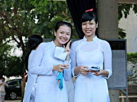 Thí sinh tại Đà Nẵng thở phào vui vẻ kết thúc ngày thi đầu tiên không quá cam go.