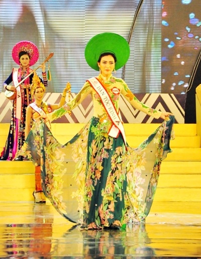 Tà áo dài truyền thống được các nhan sắc dân tộc Kinh tôn vinh