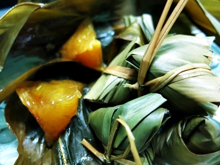 Lá gói bánh thường là lá đót hái ở vùng đèo núi Hải Vân