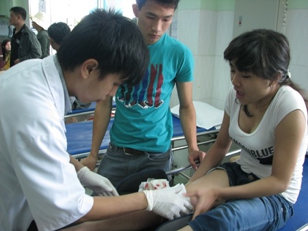 Các nạn nhân đang được cấp cứu tại bệnh viên đa khoa Vĩnh Đức