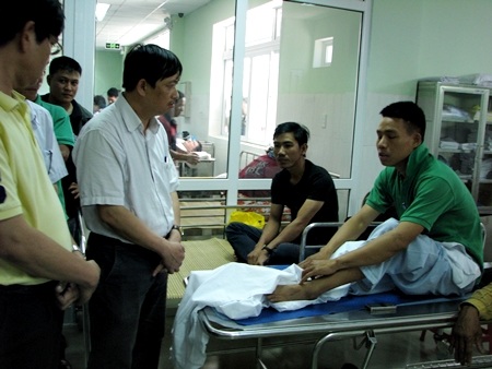 Đại diện Ban An toàn giao thông TP Đà Nẵng thăm hỏi các nạn nhân tại bệnh viện