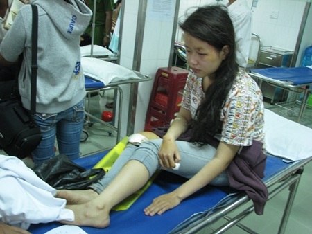 Em Vân bị thương ở mặt và chân