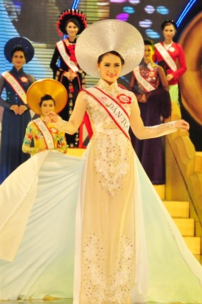 Tà áo dài truyền thống được các nhan sắc dân tộc Kinh tôn vinh