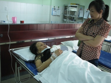 Nạn nhân Lê Thị Tầm đang được người nhà thăm nom tại bệnh viện