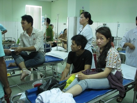 Các nạn nhân đang được cấp cứu tại bệnh viên đa khoa Vĩnh Đức