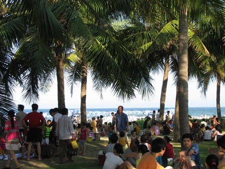 Nhiều gia đình tổ chức tiệc mùng 5 ngay gần biển (Ảnh: Khánh Hiền)