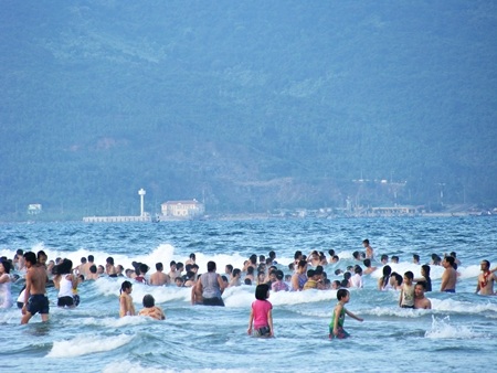 Các bãi biển Đà Nẵng kín người trong chiều Tết Đoan Ngọ (Ảnh: Khánh Hiền)