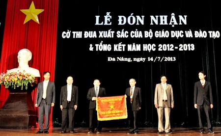 ĐH Duy Tân (Đà Nẵng) đón nhận Cờ Thi đua Xuất sắc của Bộ GD-ĐT.