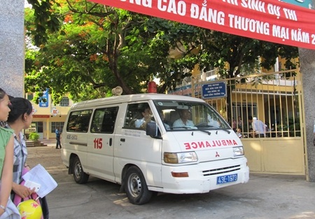 Đà Nẵng: Một thí sinh bị ngất khi đang làm bài thi - 1 Đà Nẵng: Một thí sinh bị ngất khi đang làm bài thi