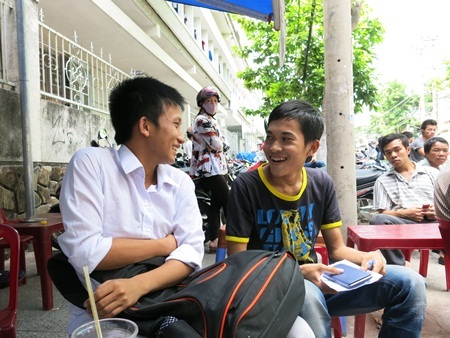 Thí sinh Sỹ Nhân (áo đỏ) vui vẻ trao đổi về tình hình làm bài thi môn Toán 