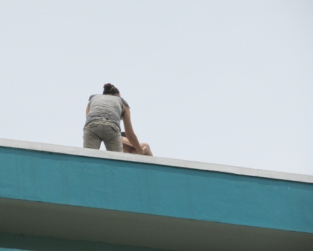 Cháu bé leo lên tầng thượng trường mầm non Ánh Dương khiến ai cũng thót tim