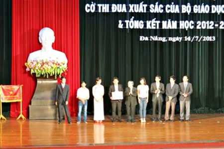 ĐH Duy Tân (Đà Nẵng) đón nhận Cờ Thi đua Xuất sắc của Bộ GD-ĐT.