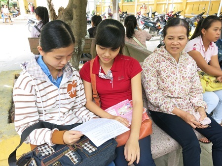 Dự thi cả 2 khối A1 và D, thí sinh Võ Thị Vy (áo đỏ) cho biết đề Toán khối D dễ dàng lấy điểm 5