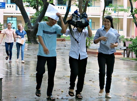 Trời mưa, thí sinh vẫn cười tươi vì làm bài thi tốt.