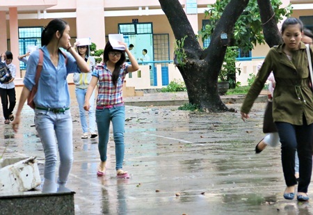Các thí sinh dự thi khối C tại Đà Nẵng vội vã rời trường thi dưới trời mưa