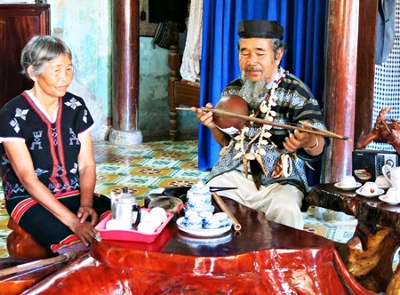 Già Y Kông đánh đàn Tơhheh