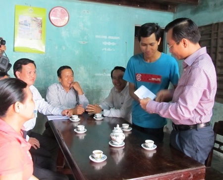 Đà Nẵng: Lãnh đạo thành phố thăm, động viên tân SV nghèo vượt khó - 1 Đoàn lãnh đạo thành phố đến thăm nhà và tặng quà động viên tân sinh viên Nguyễn Hoàng Vũ.