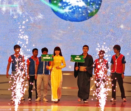 Đội Việt Nam 1 và đội Nhật Bản trước trận chung kết ABU Robocon 2013