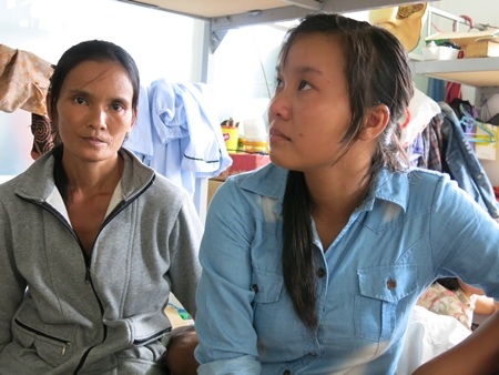 Cô học trò đầy nghị lực quay đi cố giấu nước mắt khi nghe mẹ kế lchuyện nhà em với chúng tôi.