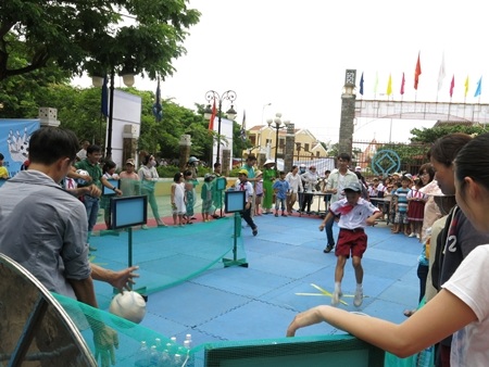 Các trò chơi tập thể của người Nhật thu hút đông đảo người dân và du khách tham gia