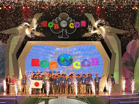 Đội Nhật Bản - tân vô địch ABU Robocon nhận giải thưởng từ Ban Tổ chức