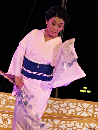 Điệu múa truyền thống của xứ hoa anh đào do nghệ sỹ Nhật trình diễn