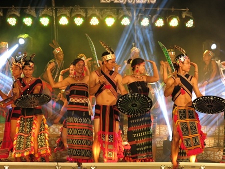 Điệu múa Tung tung da dá của dân tộc Cơ Tu ở Quảng Nam thu hút người xem