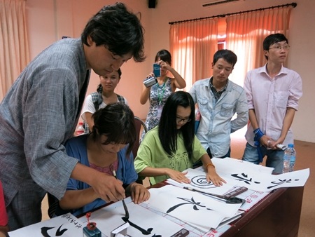 Hoạt động thuyết trình và giao lưu thư pháp Nhật Bản cũng thu hút rất nhiều người tham gia