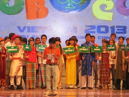 Sinh viên Việt Nam đại diện sinh viên 18 nước tham dự ABU Robocon 2013 đọc lời hứa thi đấu hết mình