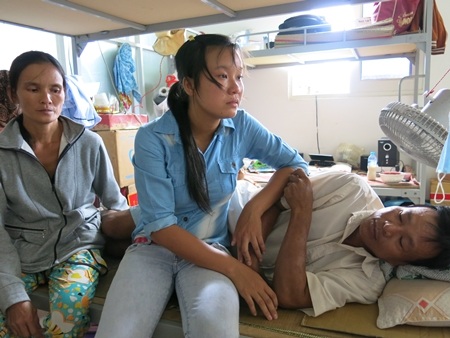 Cha Thảo ngã bệnh từ 7 năm nay và gần như ở hẳn trong bệnh viện để chạy thận định kỳ 3 lần/tuần.