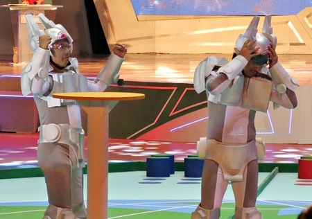 Hai bình luận viên chính hóa thân thành robot phổ biến luật chơi hết sức sinh động