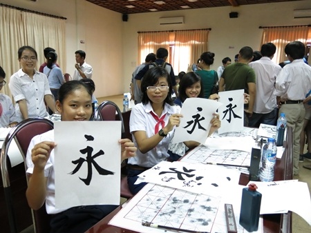 Hoạt động thuyết trình và giao lưu thư pháp Nhật Bản cũng thu hút rất nhiều người tham gia