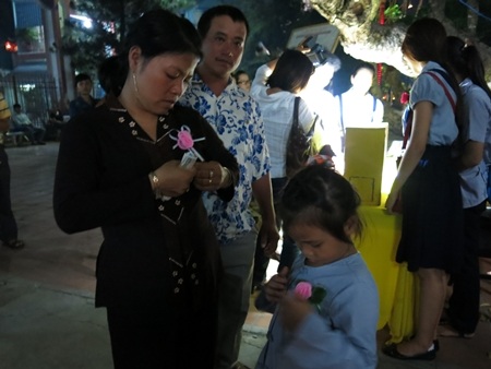 Mỗi hoa hồng cài lên ngực áo biểu tượng cho lòng hiếu hạnh của người làm con