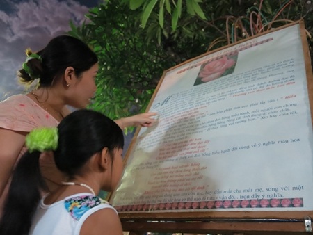 Mẹ đọc cho con nghe về ý nghĩa của nghi thức cài hoa hồng