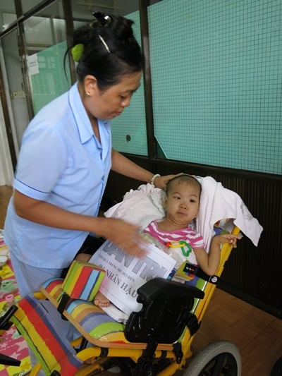 Bé Nhân Hậu vừa đón nhận quà tết Trung thu năm nay