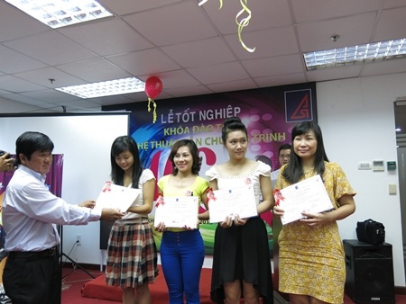 Các học viên vừa nhận bằng tốt nghiệp khóa đào tạo MC đầu tiên ở Đà Nẵng.