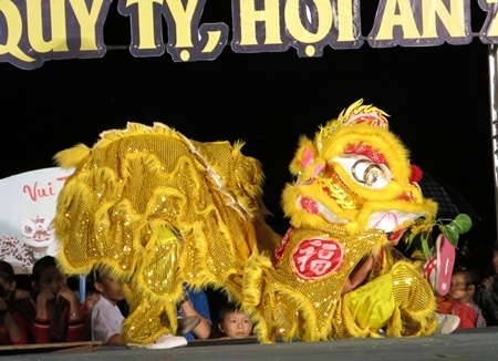 Những màn biểu diễn trống lân tranh tài đặc sắc của các em học sinh thành phố