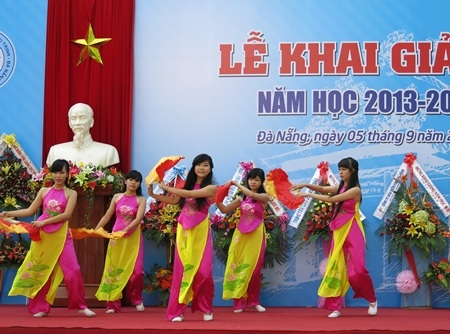 Náo nức nhất là các em học sinh vừa bước vào lớp 1