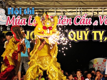 Những màn biểu diễn trống lân tranh tài đặc sắc của các em học sinh thành phố