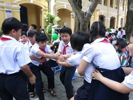 Náo nức nhất là các em học sinh vừa bước vào lớp 1