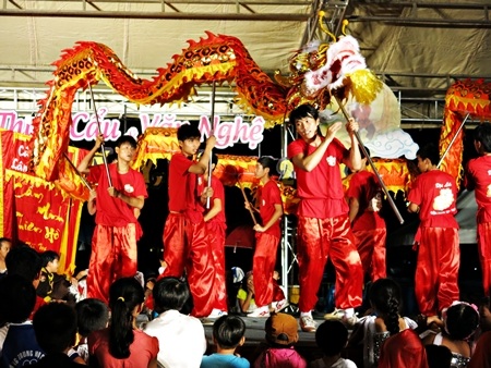 Màn trình diễn lân sư rồng của câu lạc bộ võ thuật thành phố