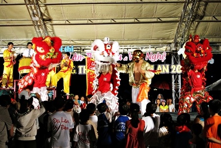 Màn trình diễn lân sư rồng của câu lạc bộ võ thuật thành phố