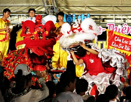 Màn trình diễn lân sư rồng của câu lạc bộ võ thuật thành phố