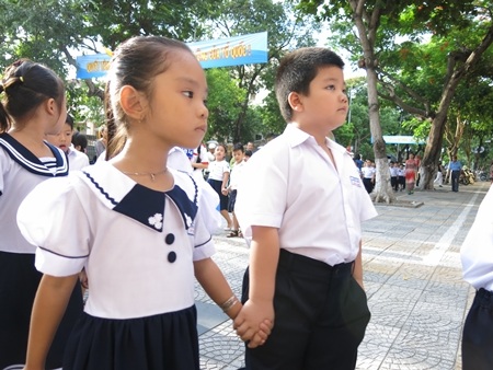 Náo nức nhất là các em học sinh vừa bước vào lớp 1