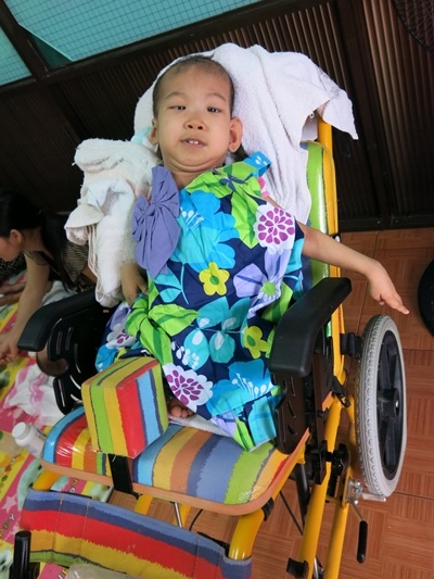 Bé Nhân Hậu vừa được thay áo mới, quà Tết Trung thu cho bé