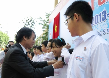 Náo nức nhất là các em học sinh vừa bước vào lớp 1