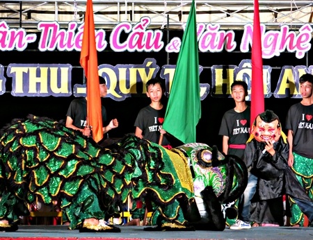 Những màn biểu diễn trống lân tranh tài đặc sắc của các em học sinh thành phố